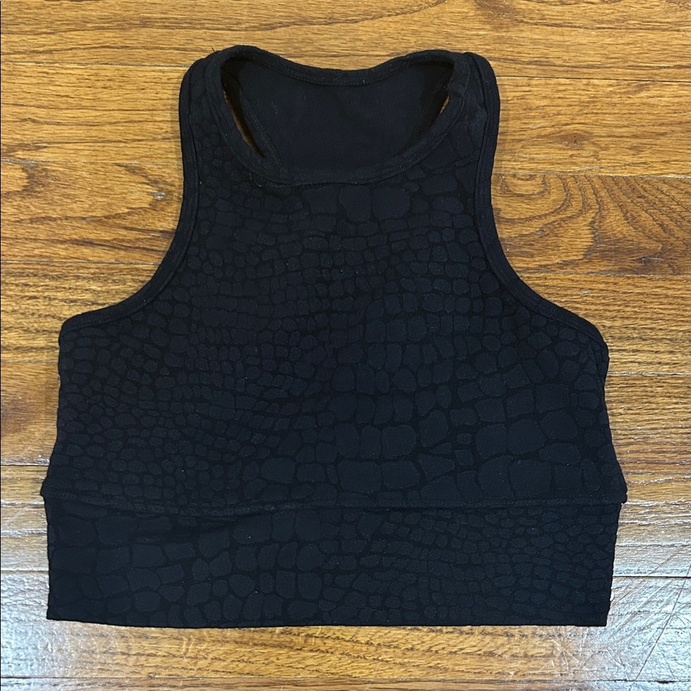 Chic Black Croc-Embossed sports bra